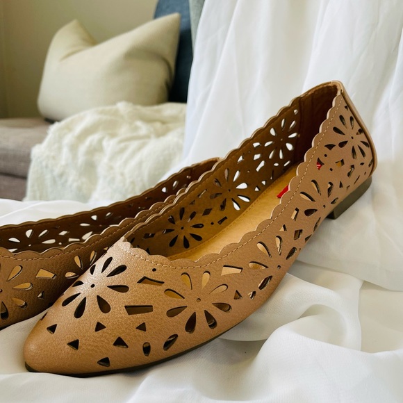 NWOT UNION BAY Tan Laser Cut Pointed-Toe Rubber Sole Flats